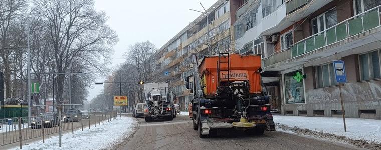Седем машини обработват улиците на Добрич