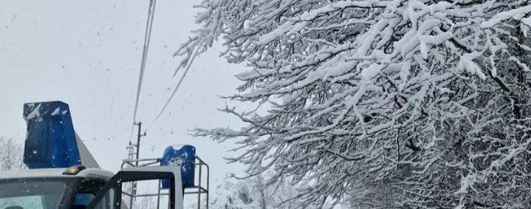Снеговалежи и ураганен вятър предизвикаха аварии по електромрежата в Североизточна България