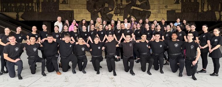 Съставите на СУ "Св. Климент Охридски" се готвят за изявата си днес в Зала 1 на НДК (СНИМКИ)