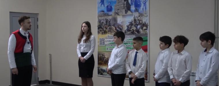 Ученици от ПМГ „Иван Вазов“ почетоха паметта на Васил Левски с рецитал (ВИДЕО)