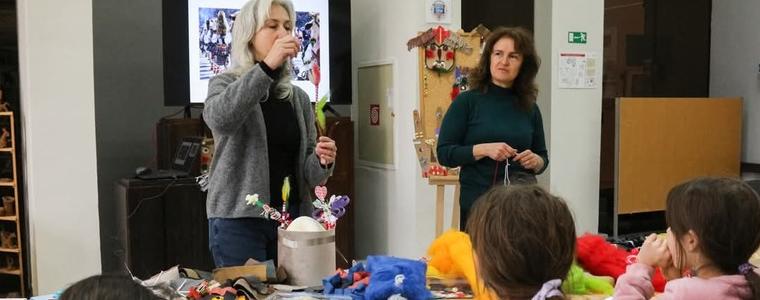 Ученици се потопиха в магията на традициите и обичаите за Баба Марта в Художествената галерия (СНИМКИ)