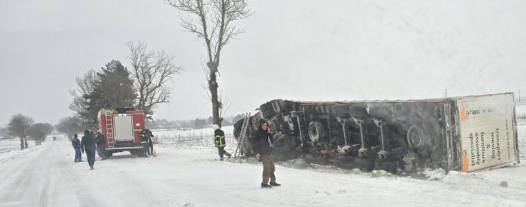 ВНИМАНИЕ: Тежкотоварен камион се обърна, микробус е в канавката по пътя за Тошево (СНИМКИ)