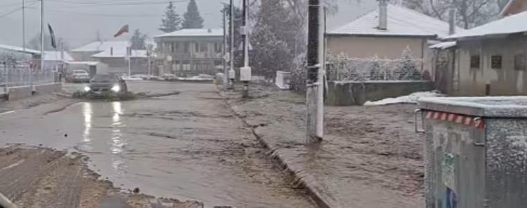 ВНИМАНИЕ: В района на Батово пътят е заледен, а центърът на селото – наводнен