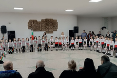 Деца от ДГ №8 „Бодра смяна“ с музикално-поетичен рецитал в Младежки център - Добрич