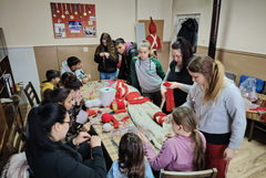 Двуметрова мартеница ще украси фасадата на читалището в Свобода за Баба Марта (ВИДЕО)