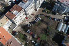 Живущите до пазара питат: чий „обществен интерес“ обслужва построяването на паркинг в градинка между блоковете? (ВИДЕО)