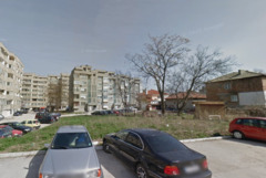 Няма да се строят гаражи в градинката зад блока по ул. „Княз Дондуков“ до пазара (СНИМКИ)