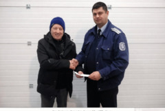 Полицаи в Шумен върнаха плик с изгубени пари на мъж от Добрич (ВИДЕО)