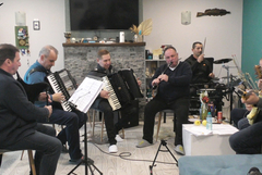 “Приятели Фолк“ и Петър Ралчев с първа съвместна репетиция за юбилейния концерт на оркестъра (ВИДЕО)