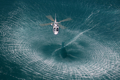 Вертолет от състава на ВМС се включи в операцията по издирване на риболовния кораб от Балчик