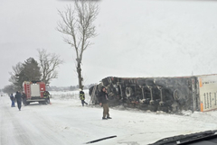 ВНИМАНИЕ: Тежкотоварен камион се обърна, микробус е в канавката по пътя за Тошево (СНИМКИ)