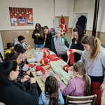 Двуметрова мартеница ще украси фасадата на читалището в Свобода за Баба Марта (ВИДЕО)