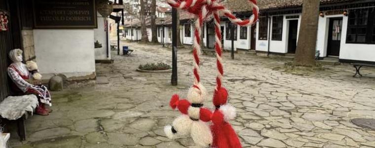 "Стария Добрич" посрещна Баба Марта с празнична премяна в бяло и червено (СНИМКИ)