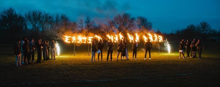 12 “г“ на Езикова гимназия с „огнена и гореща“ покана към класната си за бала (СНИМКИ) 
