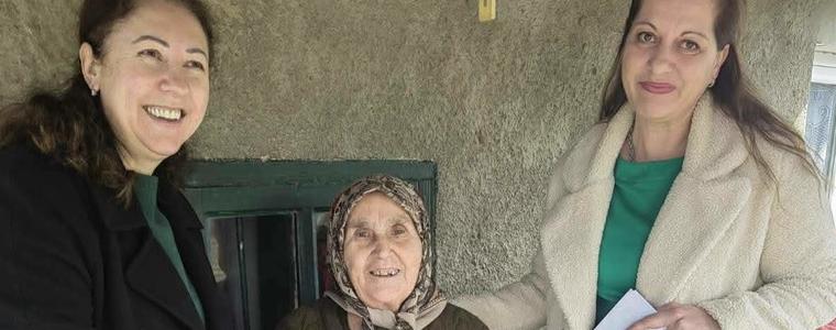 20 възрастни жени в Крушари получиха подаръци за 8 март