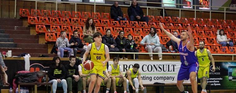 БАСКЕТБОЛ: Лидерът спря победната серия на „Ънстопабъл“