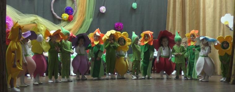 Децата от Бранище поздравиха майки и баби с празничен концерт за 8 март (ВИДЕО)