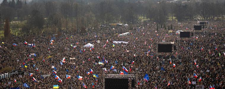 Най-масовият чешки протест от 2019 г. насам: 200 хиляди се събраха в Прага срещу правителството на Бабиш