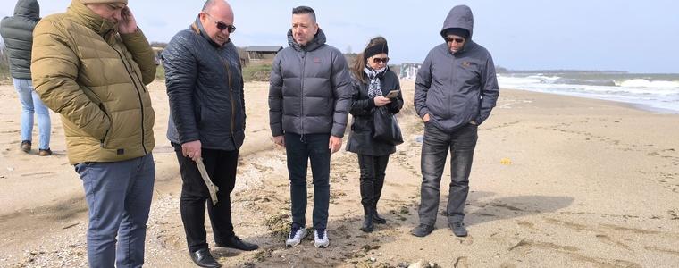 Областният управител извърши оглед на мястото в Шабла, където бяха намерени мъртви птици