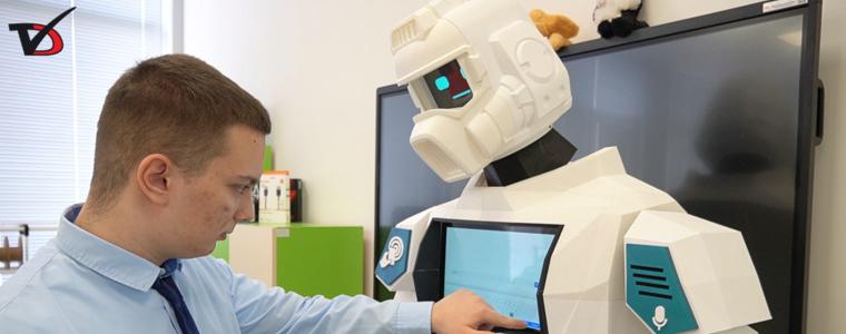 Робот, създаден в СУ „Любен Каравелов“, може да разговаря с хора и да разпознава лица (ВИДЕО)