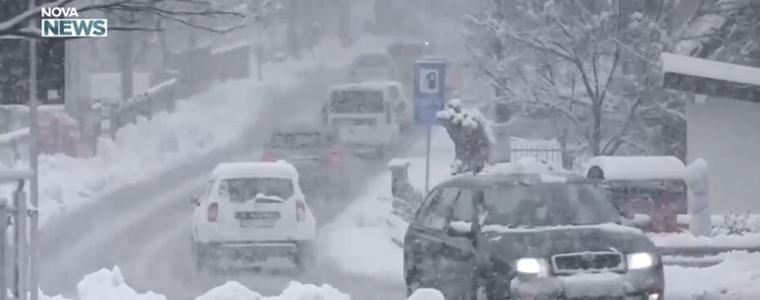 Сняг и ураганен вятър на Балканите затвори пътища и училища