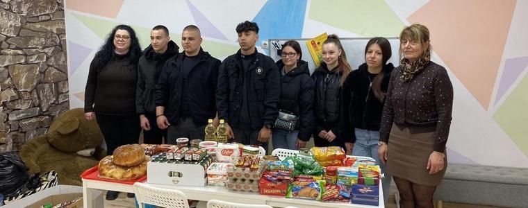 Ученици от ПГВМ „Проф. д-р Георги Павлов“ с подаръци за децата от социалните центрове