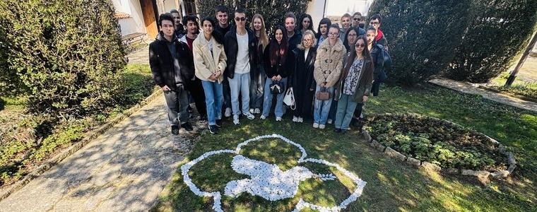 Ученици от СУ "Св. св. Кирил и Методий" създадоха символична композиция за Благовещение