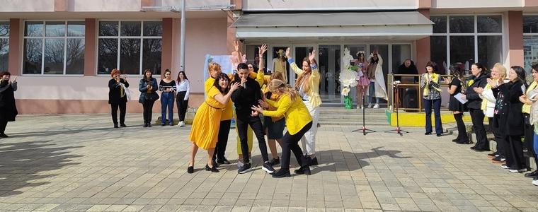 Учениците от ПГТОЛП съчетаха мода, прически, музика и танци в цветен празник (СНИМКИ)