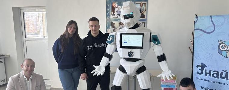 Училище „Любен Каравелов” представя Знайбот - роботизиран училищен асистент с изкуствен интелект