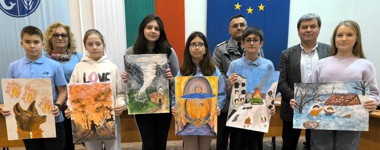 В Каварна наградиха общинските победители в конкурса за детска рисунка „С очите си видях бедата“
