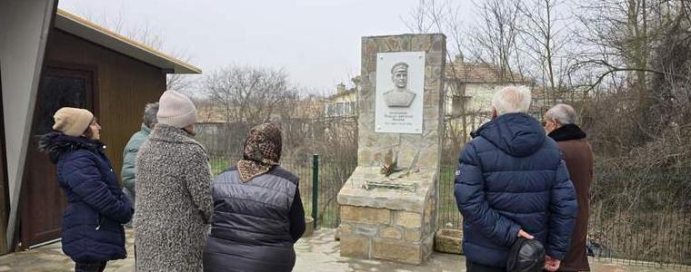 В село Полк. Иваново почетоха Трети март с цветя пред паметника на своя патрон