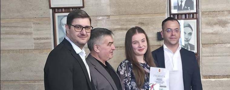 Виктория Иванова от Младежко студио – Добрич с награда от конкурс-рецитала „За да я има България“