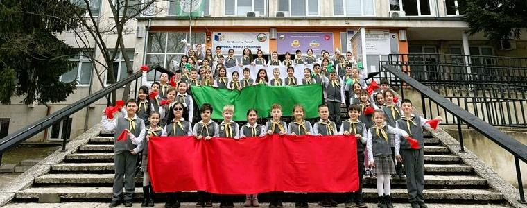 Второкласници от СУ „Димитър Талев“ почетоха героите за Трети март