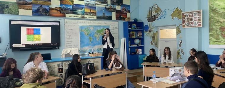 Зрелостници от СУ „Св. Климент Охридски“ пресъздадоха избори в интерактивен урок