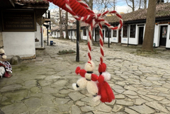 "Стария Добрич" посрещна Баба Марта с празнична премяна в бяло и червено