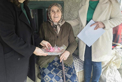 20 възрастни жени в Крушари получиха подаръци за 8 март