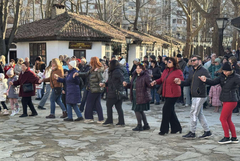  Бяло и червено, усмивки и топлина, огън и музика в сърцето на Стария Добрич (НА ЖИВО)