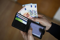 Най-бедните пенсионери с по 50 евро за Великден, кои ще получат по 20 евро?