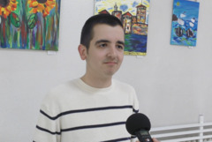 Осмокласник реди втора самостоятелна изложба, вдъхновен от красотата на родната земя (ВИДЕО)