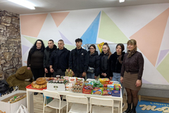 Ученици от ПГВМ „Проф. д-р Георги Павлов“ с подаръци за децата от социалните центрове