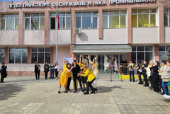 Учениците от ПГТОЛП съчетаха мода, прически, музика и танци в цветен празник (СНИМКИ)