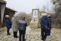 В село Полк. Иваново почетоха Трети март с цветя пред паметника на своя патрон