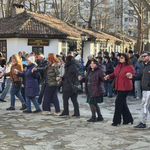 Бяло и червено, усмивки и топлина, огън и музика в сърцето на Стария Добрич (НА ЖИВО)