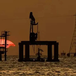 Reuters: САЩ обмислят премахването на санкциите срещу петрола от Русия