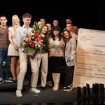 Ученици от ЧПГ „Райко Цончев“ поканиха класната си на бала в театралната зала (ВИДЕО)