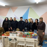 Ученици от ПГВМ „Проф. д-р Георги Павлов“ с подаръци за децата от социалните центрове