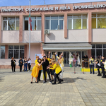 Учениците от ПГТОЛП съчетаха мода, прически, музика и танци в цветен празник (СНИМКИ)