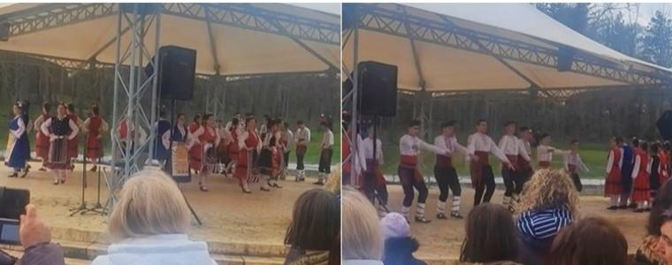 Ансамбъл „Добротица“ и Детска танцова студия „Добрич“ с великденски концерт в парка