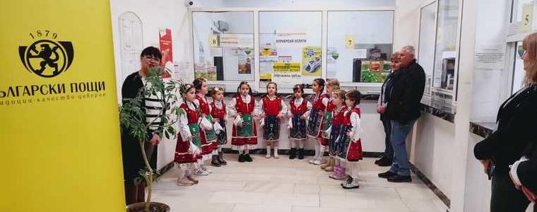 Деца от ДГ „Слънчице“ лазаруваха в Централната Пощенска станция в Добрич 