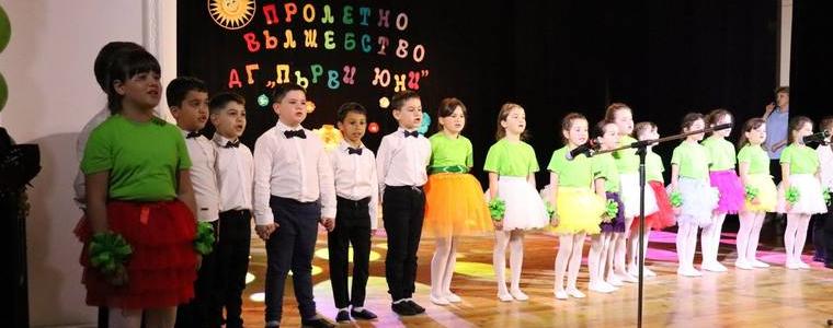 Детска градина „Първи юни“ подари „Пролетно вълшебство“ на Генерал Тошево